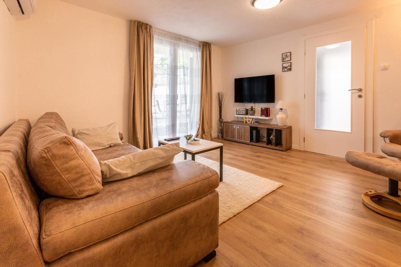 Self Check-In Apartment With Jacuzzi Mostar Bagian luar foto