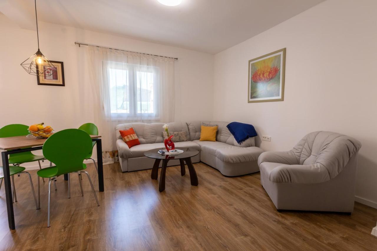 Self Check-In Apartment With Jacuzzi Mostar Bagian luar foto