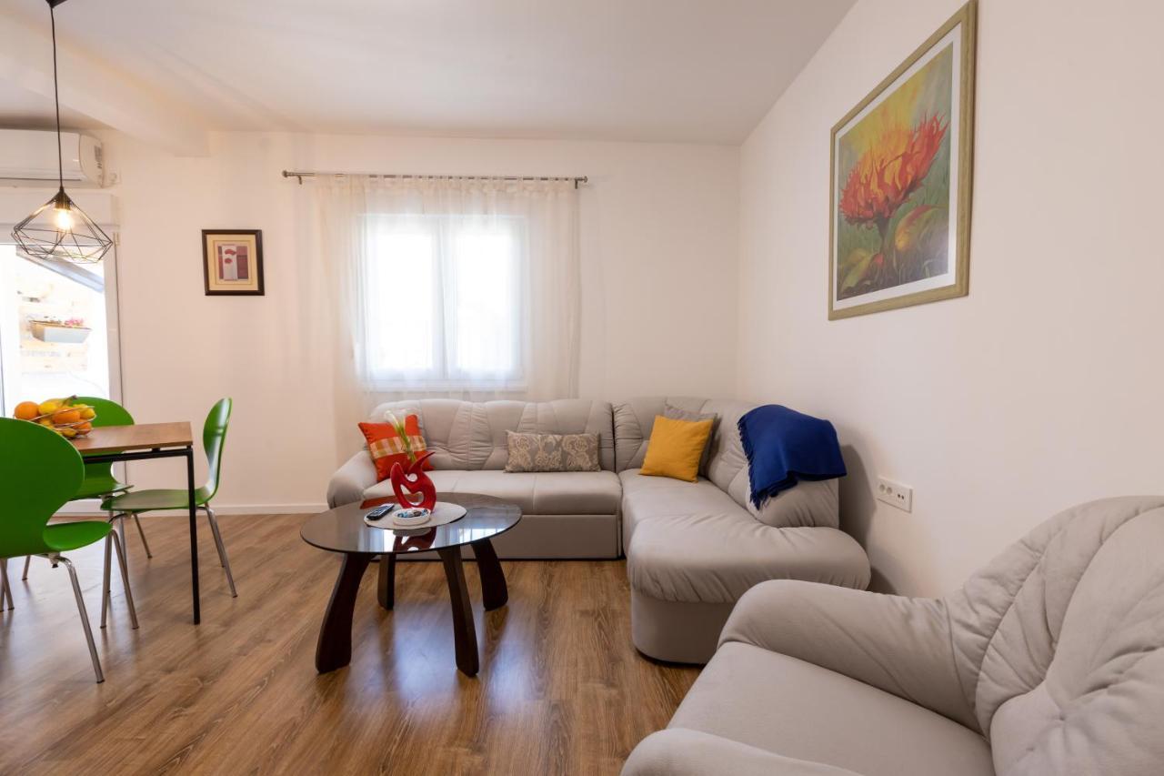 Self Check-In Apartment With Jacuzzi Mostar Bagian luar foto