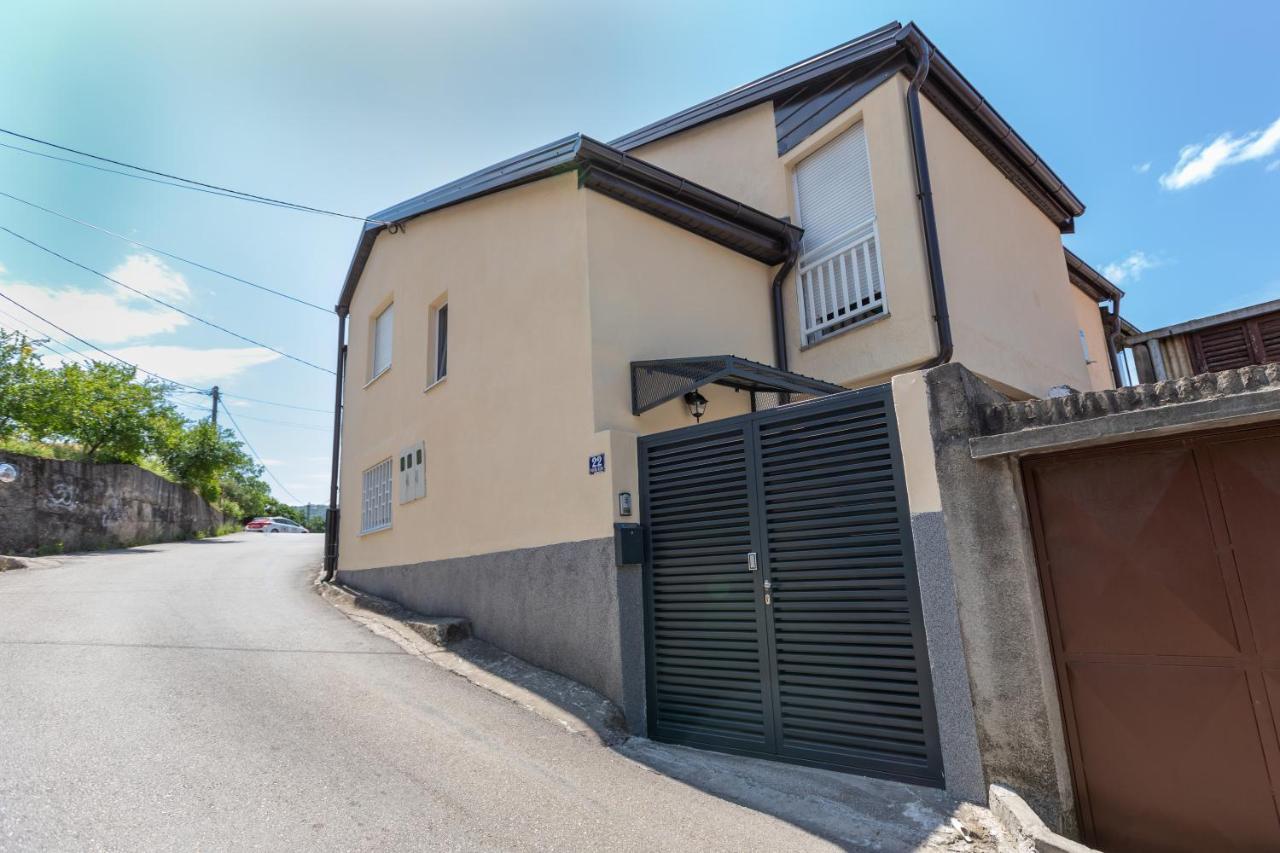 Self Check-In Apartment With Jacuzzi Mostar Bagian luar foto
